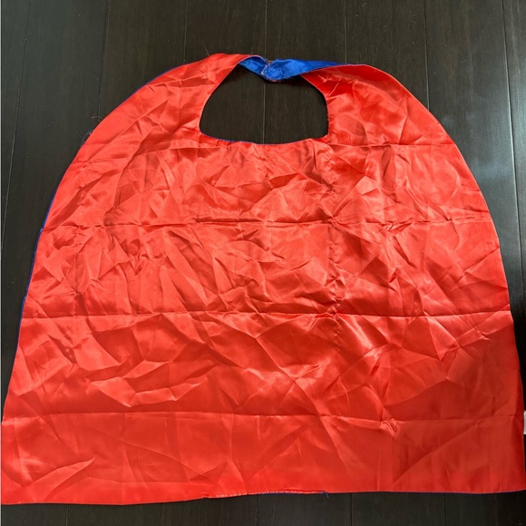 superhero capes with a satin finish and Velcro snap - Picture 4 of 8